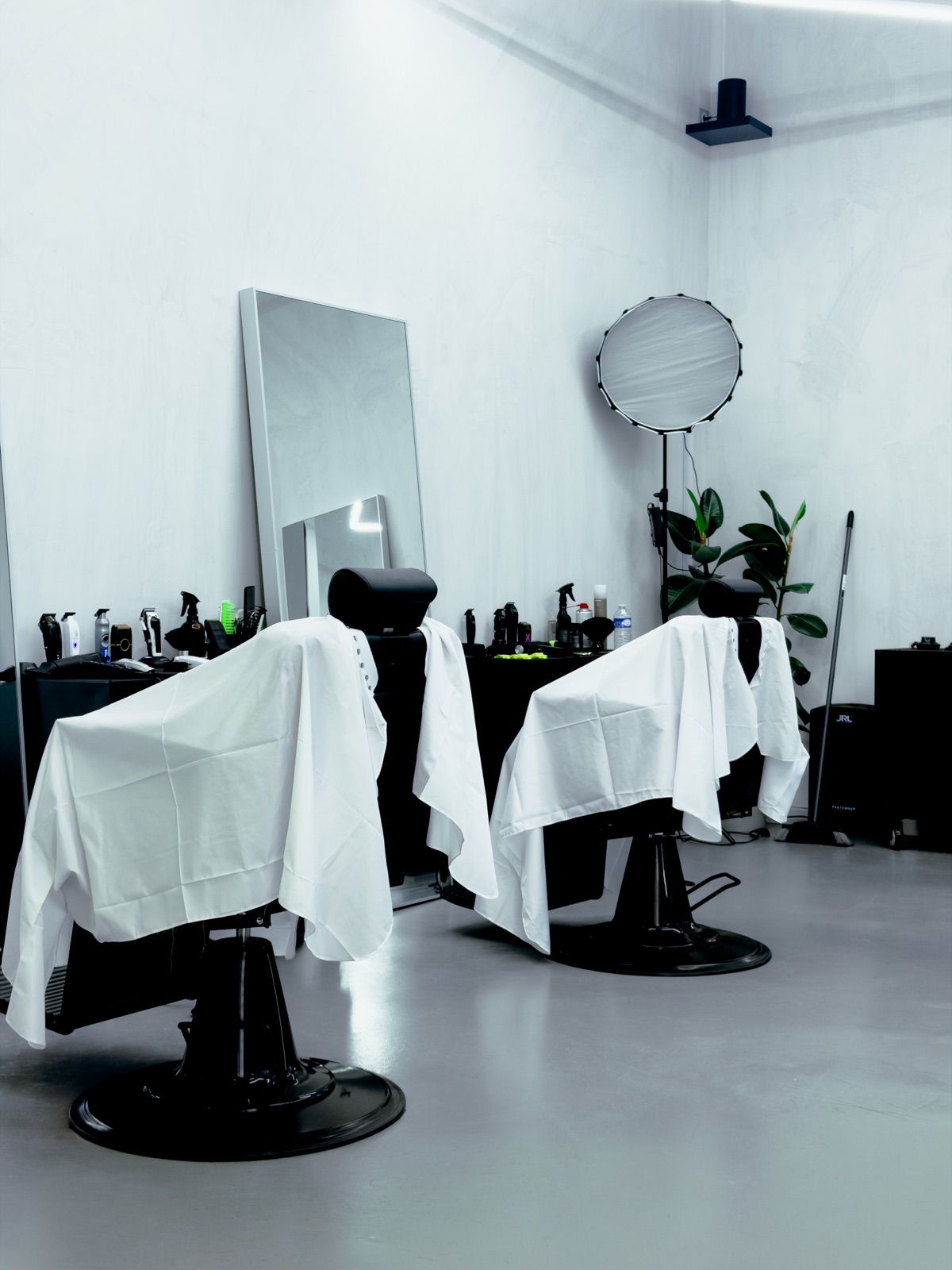MODA — intérieur béton ciré et fauteuils barbier